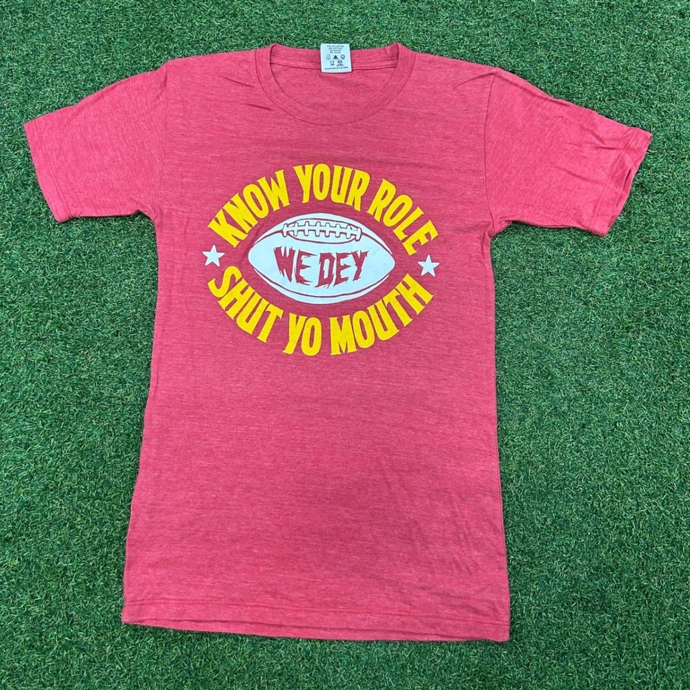 Charlie Hustle Mens Red We Dey Know Your Role Shut Yo Mouth Football T-Shirt XS